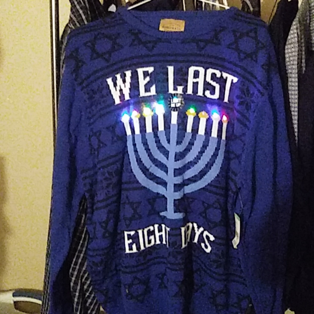 Roebucks sweater very nice light up sweater NWT.